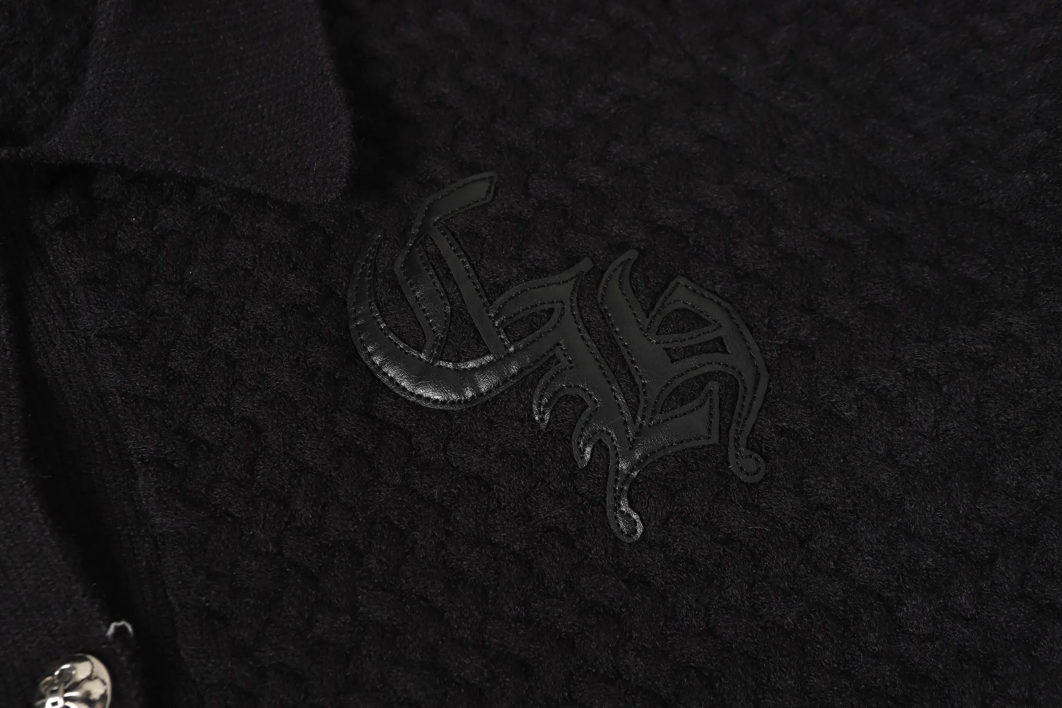 P300 #M904 - Chrome Hearts/Chrome Hearts Heavy Industry Sanskrit appliquéd embroidered cardigan knitted sweater - High weight, high density and high quality. The wool is soft, delicate and skin-friendly. It feels soft and silky. It has excellent warmth and skin-friendly properties. - Customized weaving and dyeing, no color difference. No matter the fabric or workmanship details, it is the ordinary version on the market. - Hardware zipper accessories are all customized, full of details -Colour: light gray black -Size: S M L XL